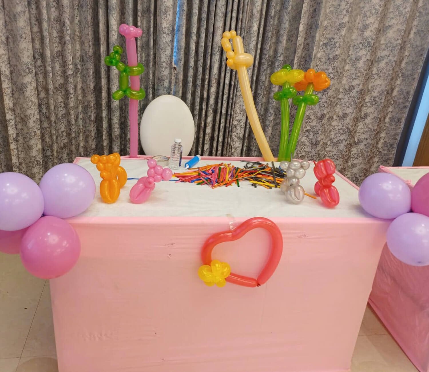 Hire Balloon Sculpture Artist